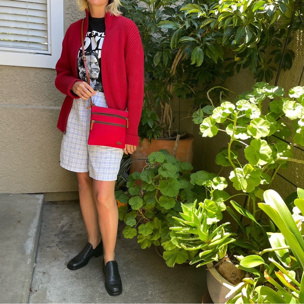 Crimson/brown Dooney & Bourke vinyl/leather crossbody bag - Picture 5 of 12